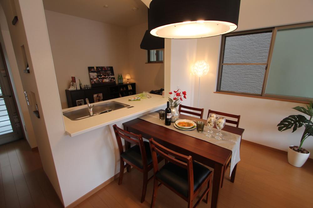 Model house photo. It is assured that overlooks the room while cooking in a face-to-face kitchen adopted! ! Preview possible model house