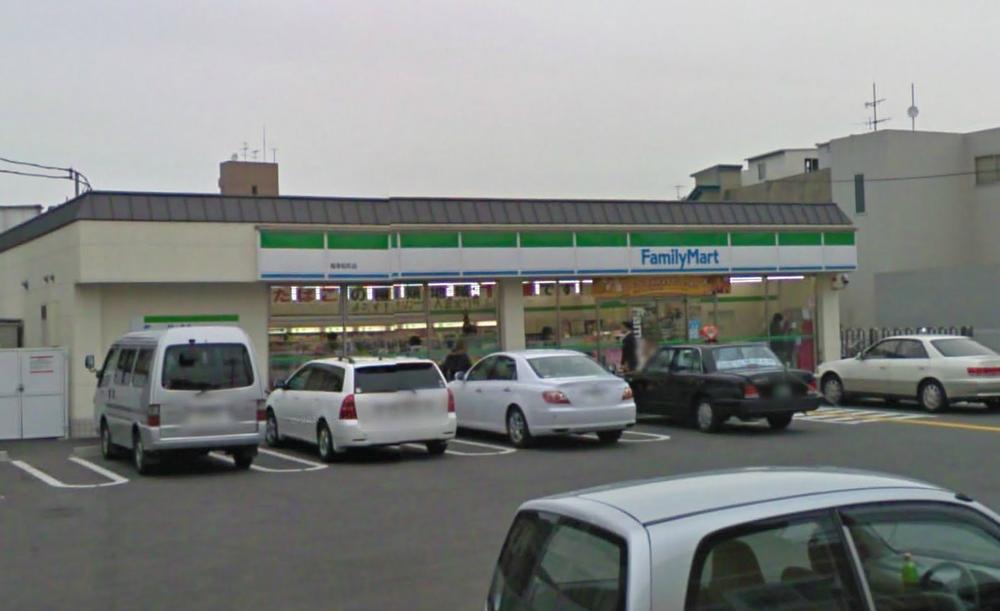 Convenience store. 1m to FamilyMart