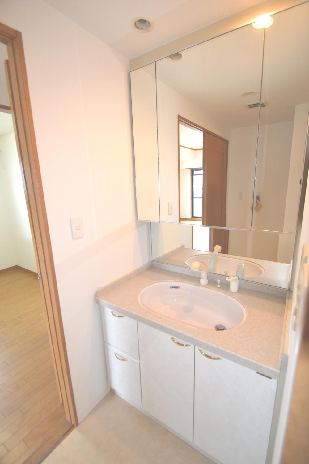 Wash basin, toilet. Indoor (11 May 2013) Shooting