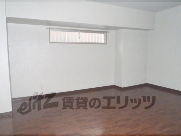 Living and room. 9 Pledge of rooms, It is quite wide