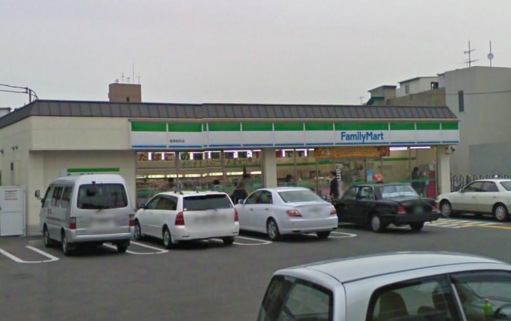 Convenience store. 1m to FamilyMart