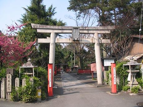 Streets around. Up to about Kurumaori shrine 80m