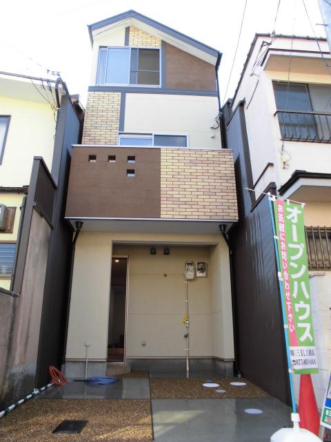 Local appearance photo. Local (11 May 2013) Shooting