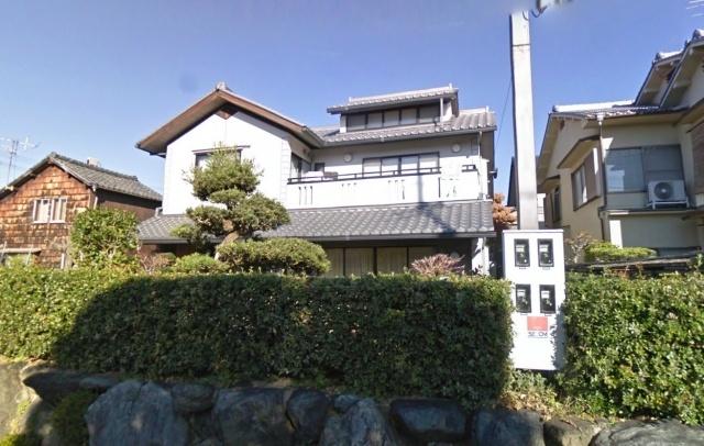 Local appearance photo. Splendid stone wall is clean