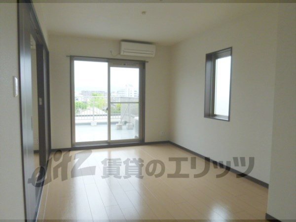 Living and room. 10 Pledge and spacious