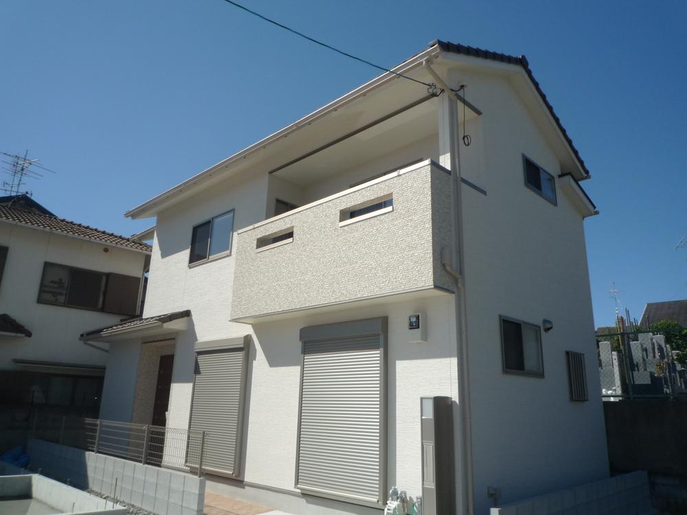 Local appearance photo. Keynote and the outer wall has issued a stylish atmosphere the white.