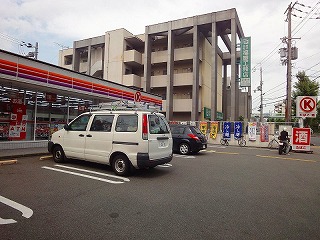 Convenience store. 100m to a convenience store (convenience store)