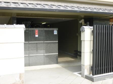 Other common areas. Common area (parking lot entrance)