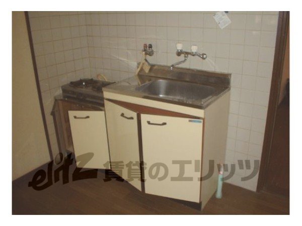 Kitchen. Two-burner stove can be installed