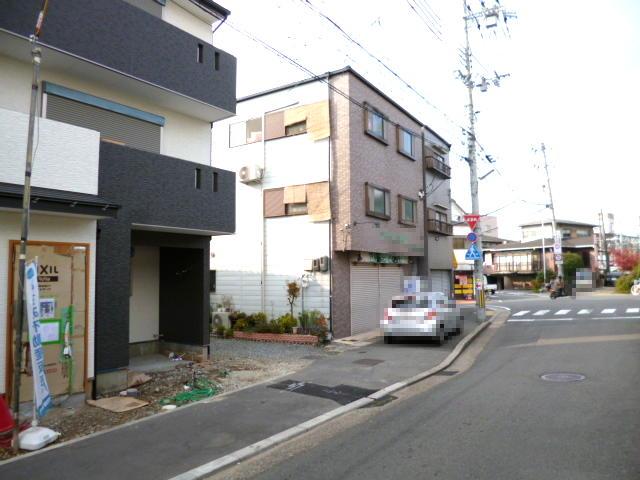 Local photos, including front road. Frontal road