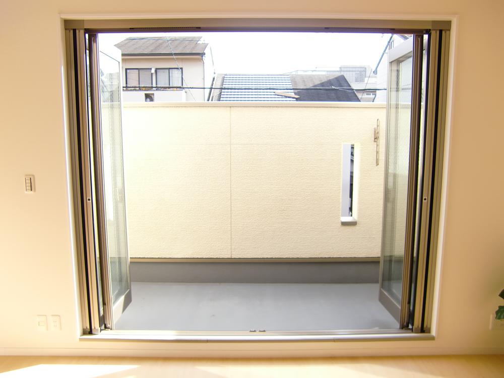 Balcony. Full opening for the folding door! Is the best in the sun per ventilation both! And the line of sight of your opposite's because of the high outer wall of the balcony is also not worried