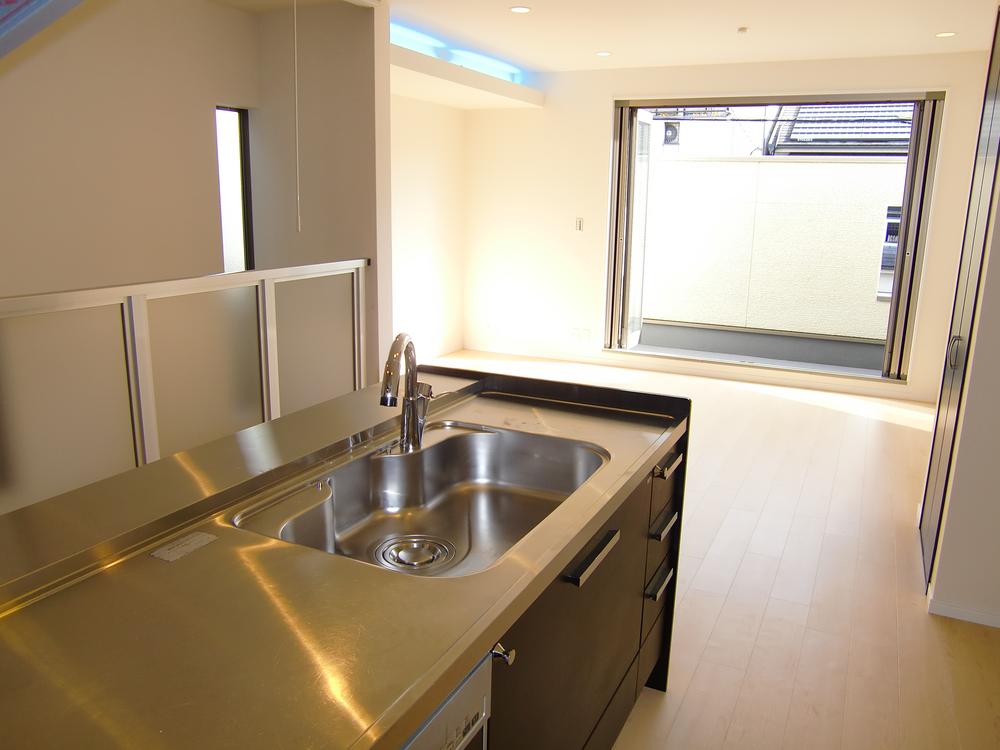 Kitchen. It is very bright room Cross also we also house cleaning in the already re-covered all the rooms because it is a ready-to-move-in