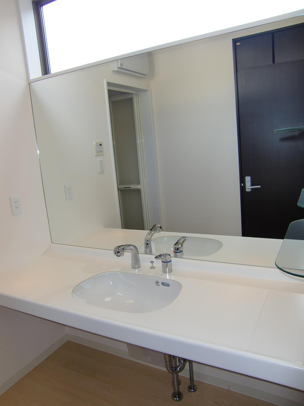 Wash basin, toilet. Washroom We are using a wash basin wide because it has set up a washing pan in front of the LDK