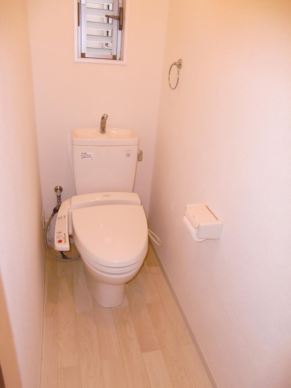 Toilet. 2F toilet There toilet to 1F