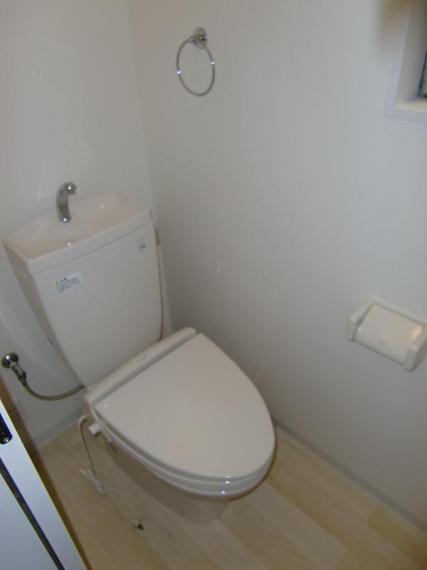 Toilet. 1F toilet There toilet to 2F