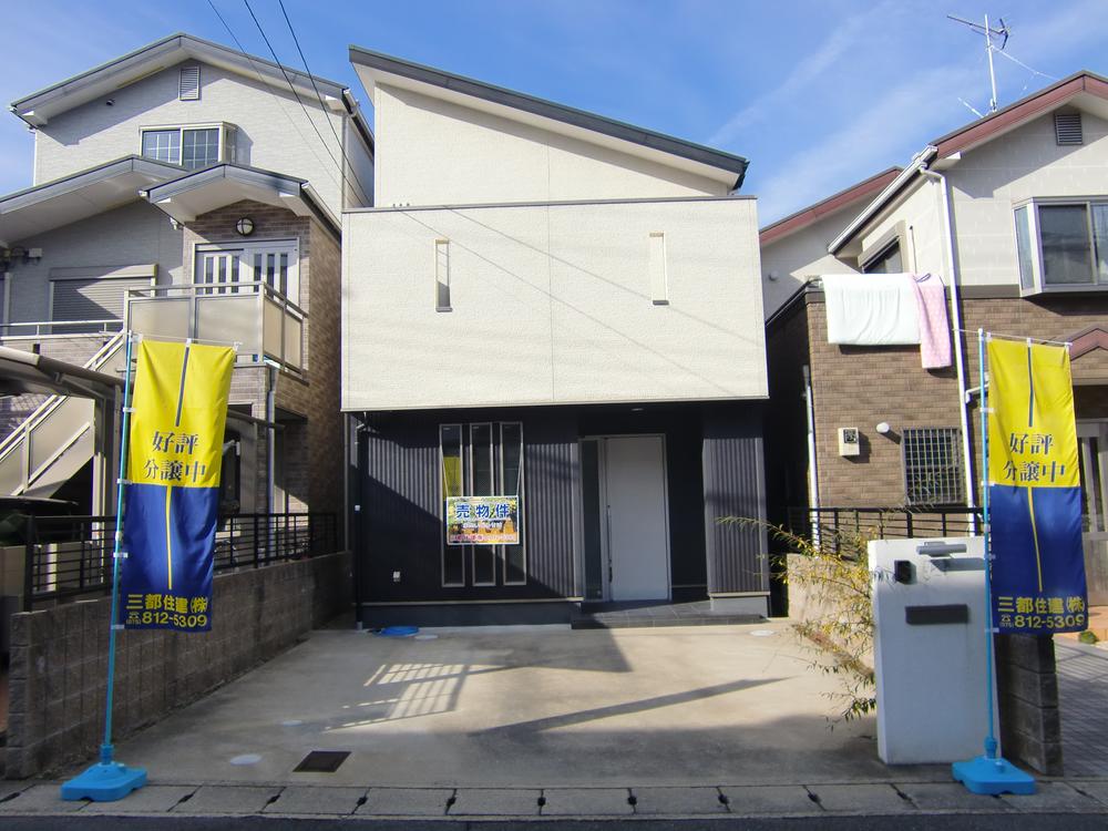 Local appearance photo. Large car two possible parking