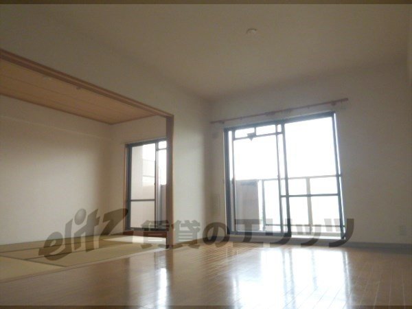 Living and room. There is a feeling of freedom is the best in a field of family gatherings.