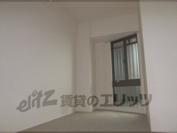 Living and room. Entrance near is the west side of the Western-style.