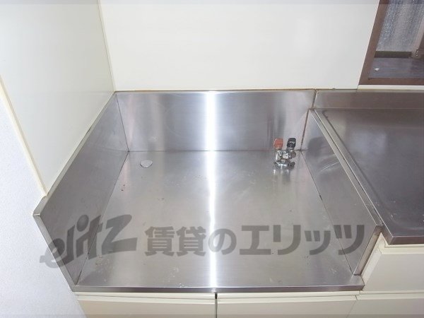 Kitchen. Space to put the stove is also enough.