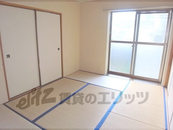 Living and room. Tatami is clean.