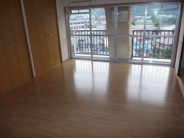 Living. Yang per good on the south-facing