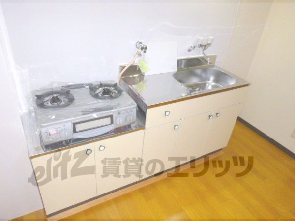 Kitchen. Two-burner stove is
