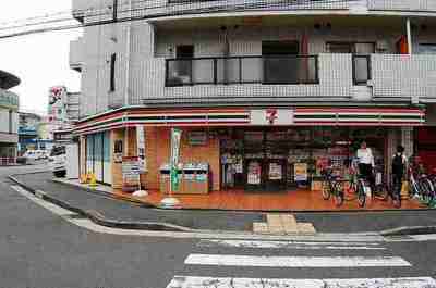 Convenience store. 487m to Seven-Eleven (convenience store)