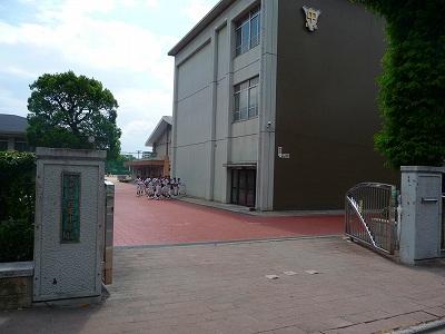 Junior high school. 1m to Shijo junior high school