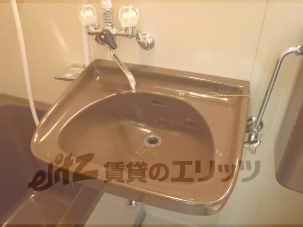 Bath. 3-point unit is a bus