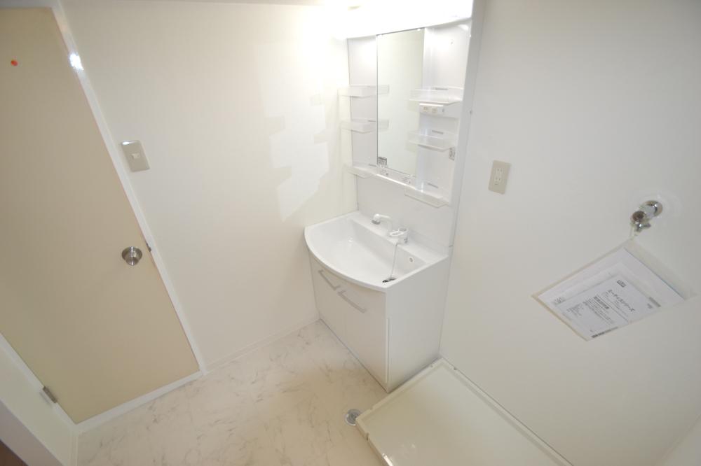 Wash basin, toilet. Indoor (10 May 2013) Shooting