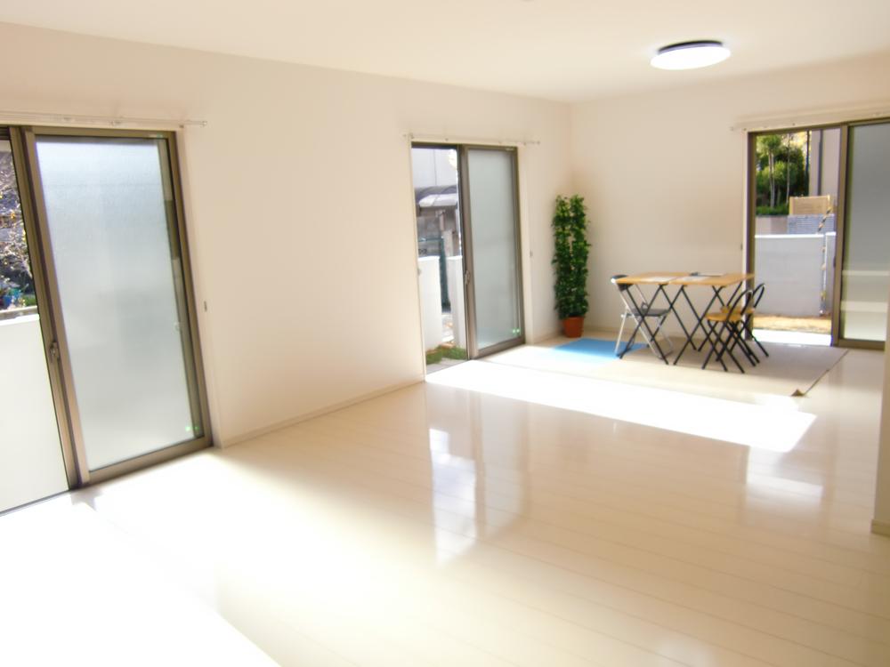 Living. LDK26 Pledge Spacious space has good sun per in the southwest-facing, Moreover, the north is well-ventilated also is the best because there is no building adjacent to the three-way for the ground!