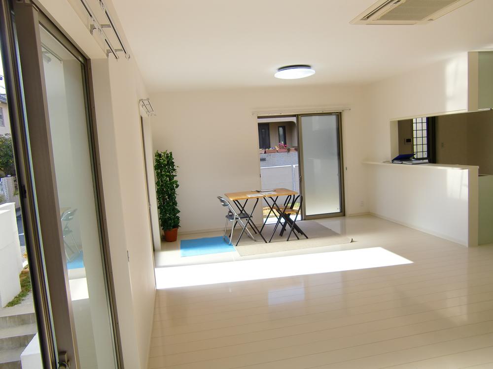 Living. Is no need Nante luminaire brightness during the day