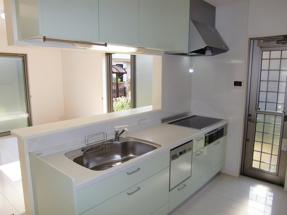 Kitchen. Face-to-face system Kitchen Dishwasher ・ IH cooking heater ・ Lifting Wo - Ruyunitto ・ Grill equipment It is the elevation wall unit of the cupboard is easy to use even in low-profile wife is good hanging