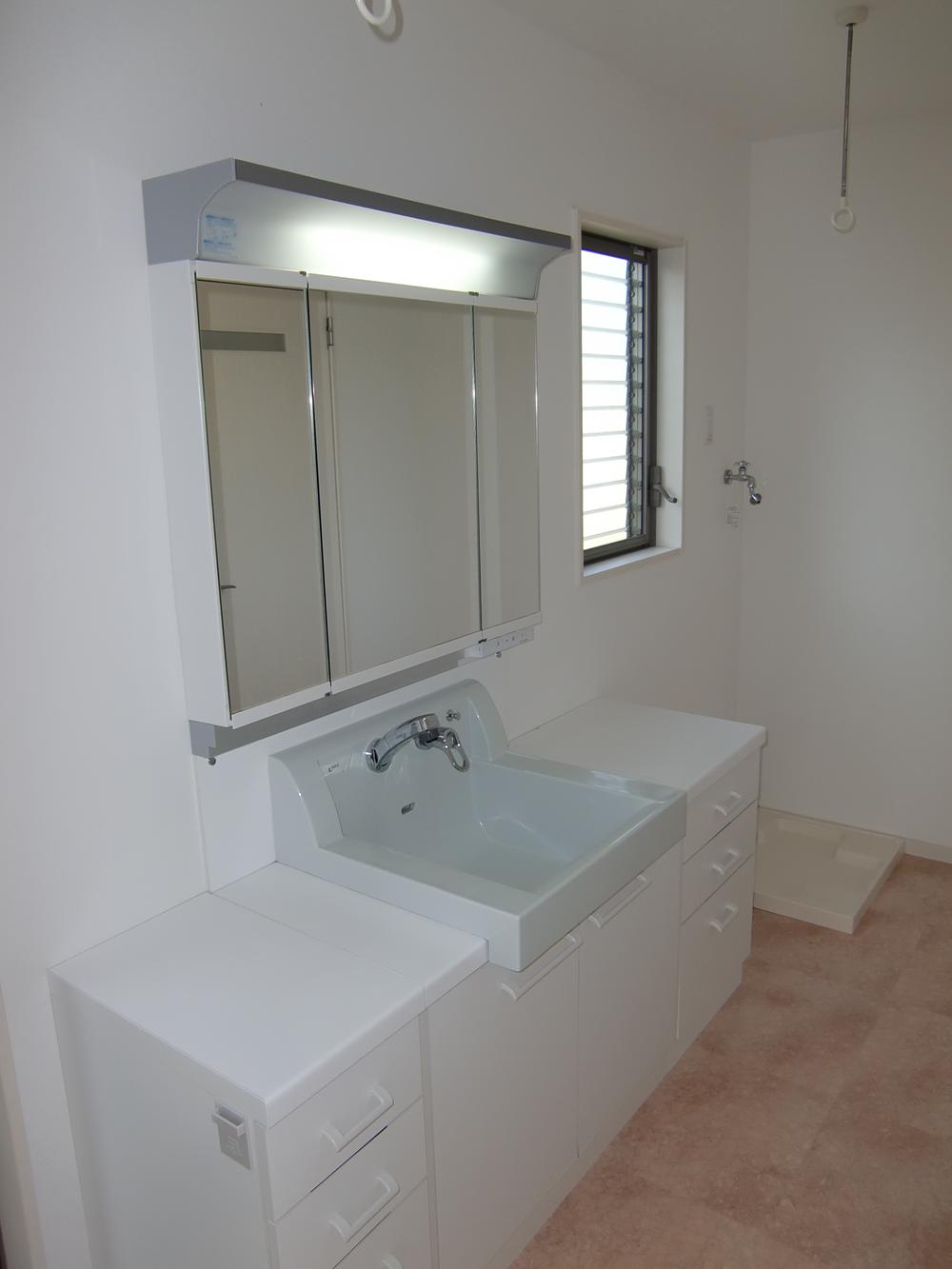 Wash basin, toilet. You Jose also laundry, such as a rainy day because there is also a laundry hanger on the ceiling in a wide wash room