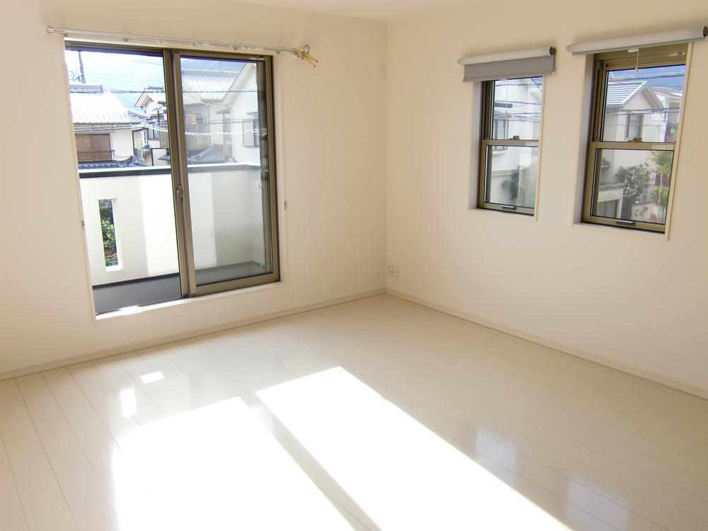 Non-living room. 2F 10 Pledge Southwest Corner Room Of course, Airy is a good master bedroom per yang