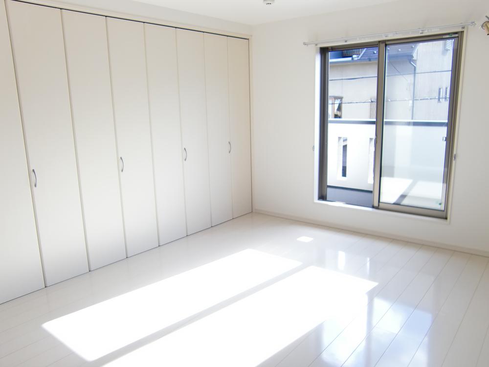 Non-living room. 2F 10 Pledge Southwest Corner Room There is also plenty of storage capacity of the closet. Balcony on the south side