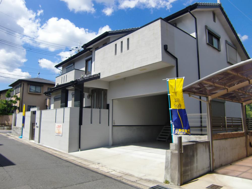 Parking lot. garage Two possible parking Remote-control electric with shutter