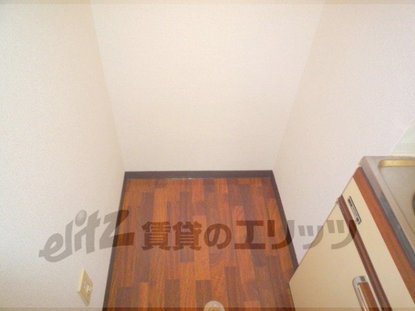 Other room space. Refrigerator yard