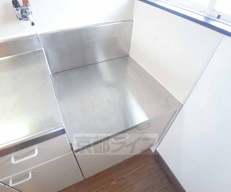 Kitchen. Two-burner stove will put enough.