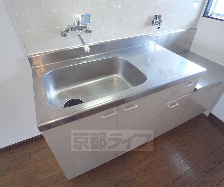 Kitchen. Sink even larger, Food is likely to Hakadori.