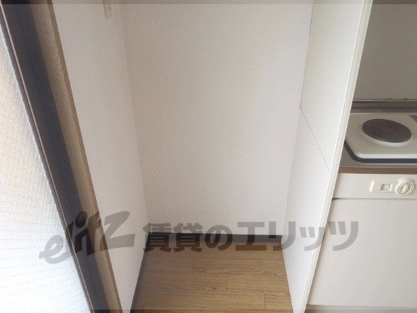 Other room space. Refrigerator yard