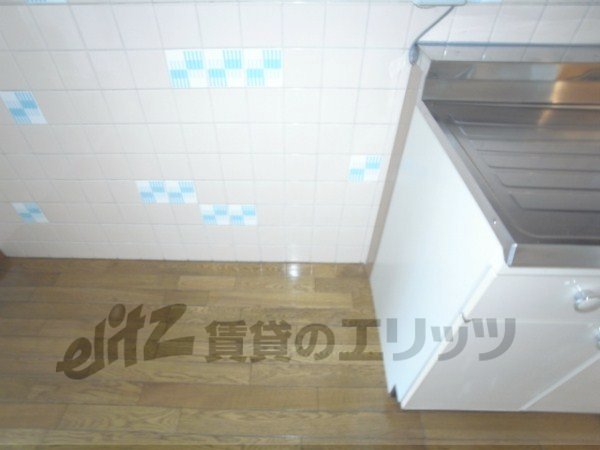 Other room space. Refrigerator yard