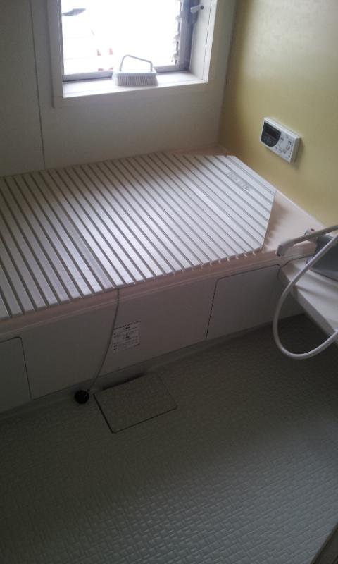 Bathroom. 1616 spacious bathroom × 1616 ・ Also it came south of the light.