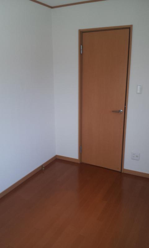 Non-living room. Without a house cleaning you can you live as it is.