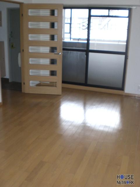 Living and room. Contact the toll-free number 0120-89-2877