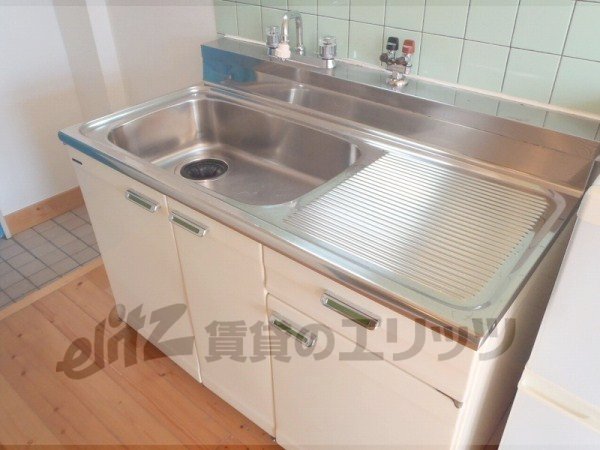 Kitchen. Convenient to put such as seasonings to step on the sink.