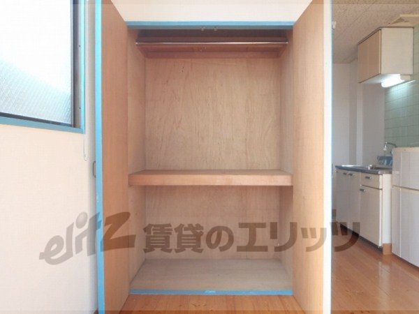 Receipt. There is storage capacity is in the compartment with depth.