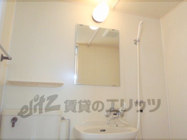 Bath. shelf ・ Towel over ・ It is with a curtain rail.