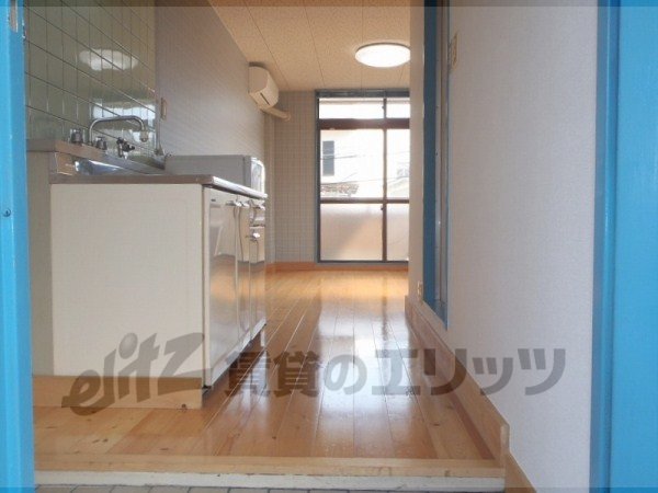 Entrance. Back is the Western-style open the entrance of the light blue of the door.