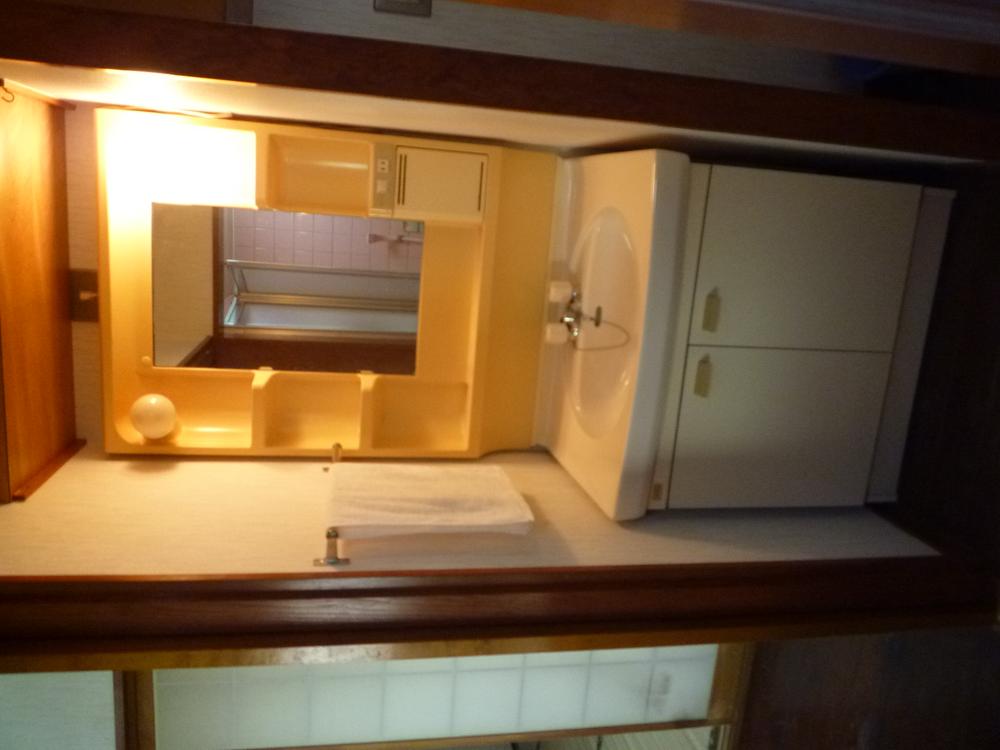 Wash basin, toilet. Wash basin